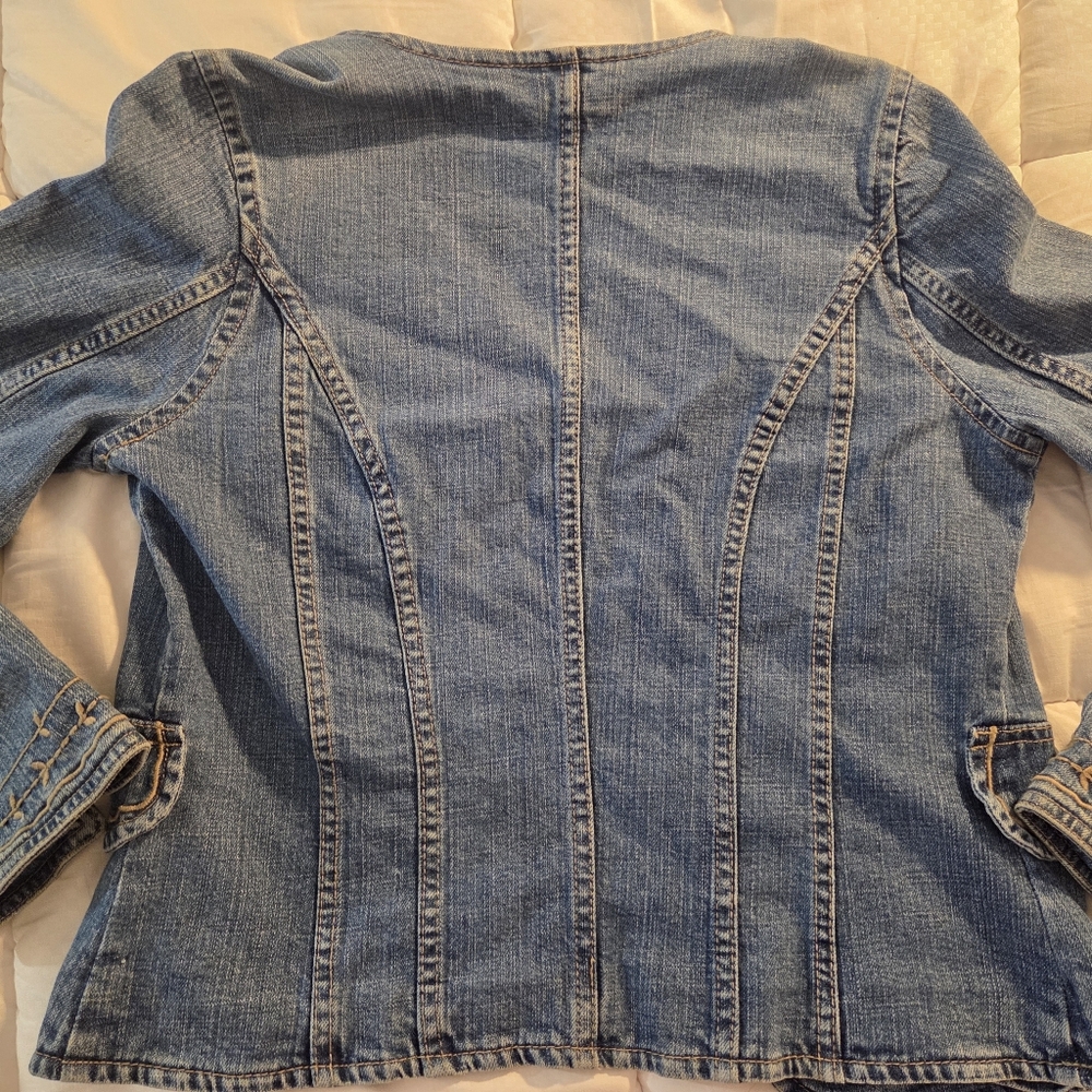 Elegant Blue Denim Jacket with Embroidery - Picture 8 of 12